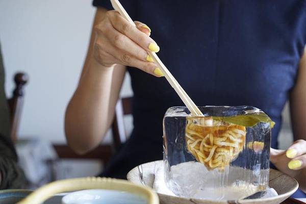 Món mì nóng đựng đá lạnh tại Tempura Matsu Kyoto khiến thực khách thích thú