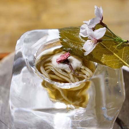 Món ăn vì thế trở nên rất đẹp. Du khách thích thú chụp ảnh đăng lên Instagram trước khi thưởng thức món ăn. Đầu bếp còn trang trí món ăn bằng những bông hoa điệu đà.