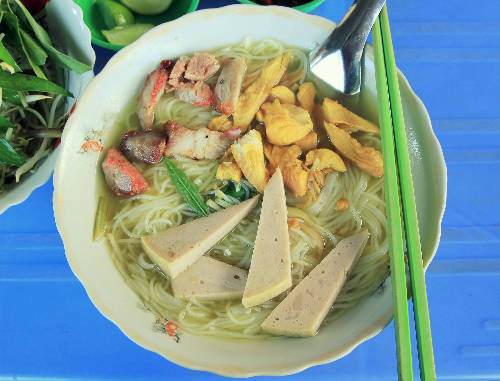 Một bát bún cá Châu Đốc đầy đủ, ngon lành chỉ có giá khoảng 15.000 đồng.