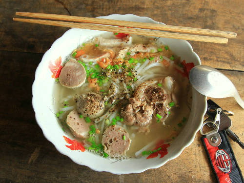 Quanh chợ Vĩnh Trung có khoảng 4 - 5 quán bán bánh canh đặc trưng này, không nhiều những cũng đủ để ghi dấu ấn trong lòng thực khách.