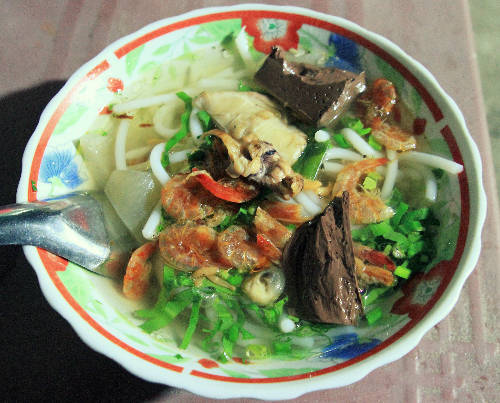 Một tô bánh canh chỉ có giá 10.000 đồng, bạn có thể ăn vài ba tô nhưng vẫn không ngán, không cảm thấy mất ngon vì ăn nhiều, cái hay của món này là ở chỗ đó.
