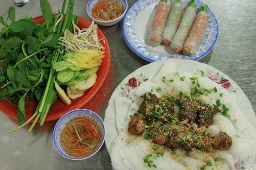 Một đĩa bánh hỏi ăn cùng gỏi cuốn giá khoảng từ 70.000 đến 90.000 đồng.