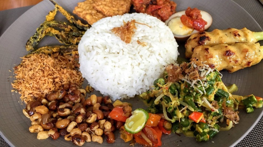 Nasi campur cơm trộn món ngon châu Á Indonesia