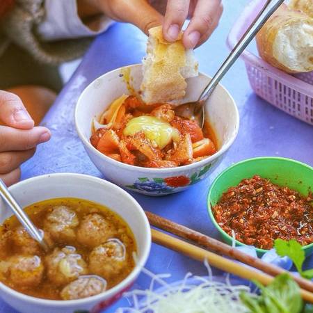 Món bánh mì xíu mại hấp dẫn. Ảnh: lozi.vn