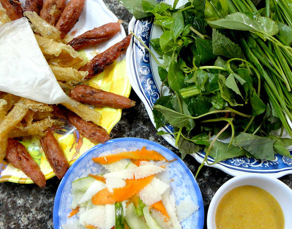 Điểm nhấn chính là nước chấm được làm từ gan, tôm, thịt và đậu xay nhuyễn tạo thành một hỗn hợp rất đặc biệt. Ảnh: ST