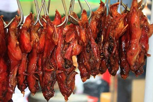 Chuột đồng quay được treo bán ở các chợ, ven đường. Ảnh: Xaluan.