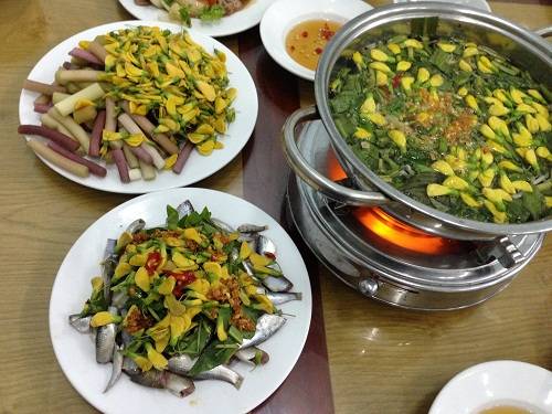 Giá một nồi lẩu cho hai người ăn khoảng 100.000 đồng ở các quán ăn lớn nhỏ ở TP Sa Đéc hoặc Cao Lãnh. Ảnh: Má Lúm.