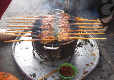 Mỗi xiên thịt nướng ở Hội An có giá 5.000 đồng.