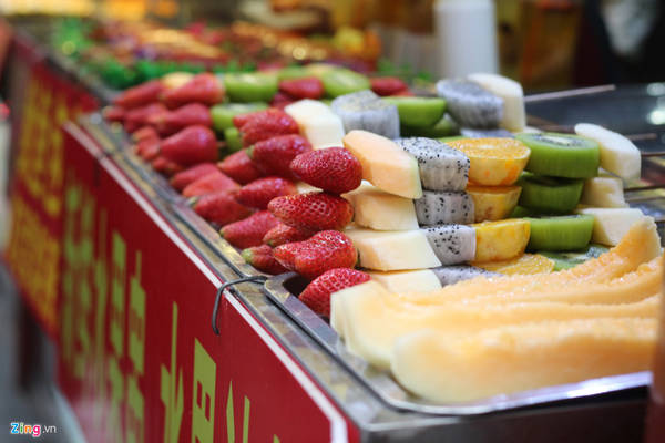 Trái cây xiên có giá 12 tệ (40.000 đồng) một xiên.