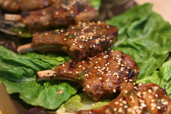 Đùi cừu nướng món ngon Mông Cổ trong bữa tiệc