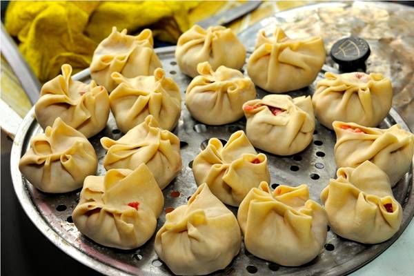 Bánh hấp của Mông Cổ có nhân bánh bằng nguồn nguyên liệu sẵn có như thịt cừu hoặc bò kết hợp với hành tây, tỏi và gia vị. Ảnh: roadtripmongolia.wordpress.com
