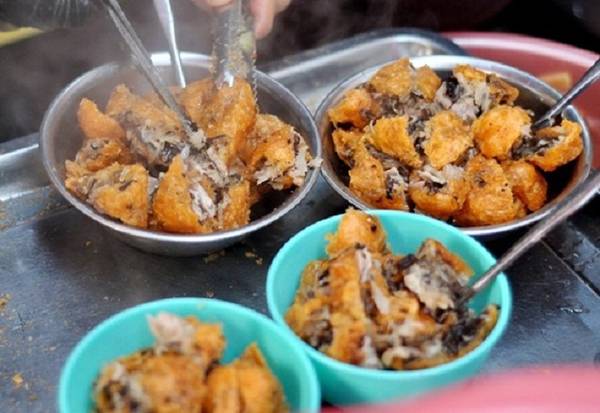 Bánh gối, bánh rán Lý Quốc Sư:  Nhâm nhi những chiếc bánh gối nóng hổi với lớp vỏ giòn tan, nhân bên trong đậm đà thịt, trứng, miến... và thứ nước chấm được pha theo kiểu riêng của người Hà thành là món ăn hút khách trên phố Lý Quốc Sư. Món bánh rán ở đây cũng hấp dẫn không kém. Bánh rán to và có màu vàng đặc trưng. Thực khách vừa gọi, chủ quán nhanh tay cho bánh vào chảo nóng ngập dầu. Bánh vừa chín tới sẽ được vớt ra cho ráo mỡ; khi ăn không bị ngấy. Đi kèm với đĩa bánh nóng hổi là bát nước chấm đu đủ xanh thanh nhẹ và rau sống. Giá là 7.000 đồng/ chiếc bánh rán và 9.000 đồng/ chiếc bánh gối. Ảnh: lozi.