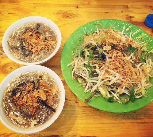 Miến lươn, bún lưỡi Chân Cầm: Miến lươn ở đây có đủ loại, từ miến trộn, miến nước tới miến xào, mỗi thứ đều có vị ngon vị riêng. Nước sốt của miến trộn ở đây được chế biến theo công thức riêng của chủ quán, vừa béo như nước ninh xương, lại gia giảm chút vị chua ngọt rất đậm đà. Ngoài miến lươn, quán còn có một món đặc sắc không kém ấy là bún lưỡi. Giá một tô từ 35.000 đồng. Ảnh: IG lyvu.nini