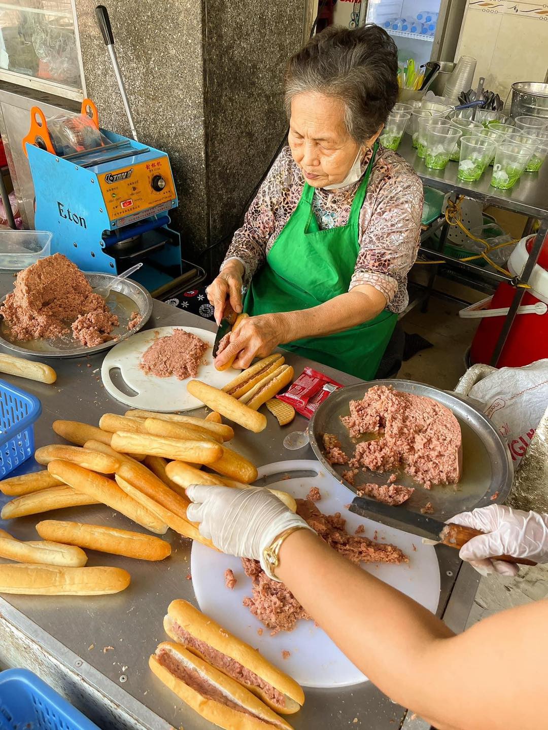 Xôi bà Sai nổi tiếng trong food tour Hải Phòng