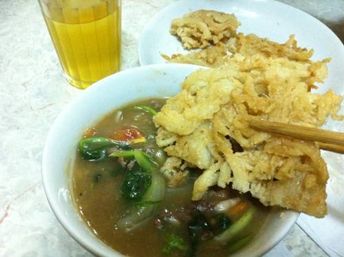 Phở chiên phồng giòn món ngon Đống Đa khoảng 45.000 đồng