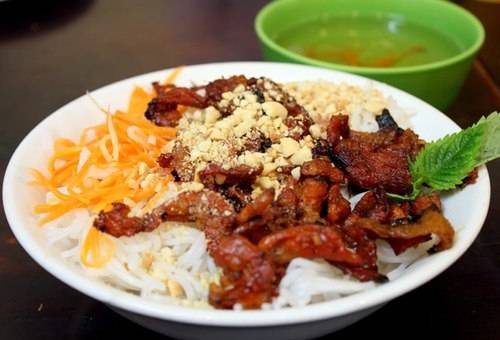 Bát bún thịt nướng món ngon Đống Đa giá 30.000 đồng
