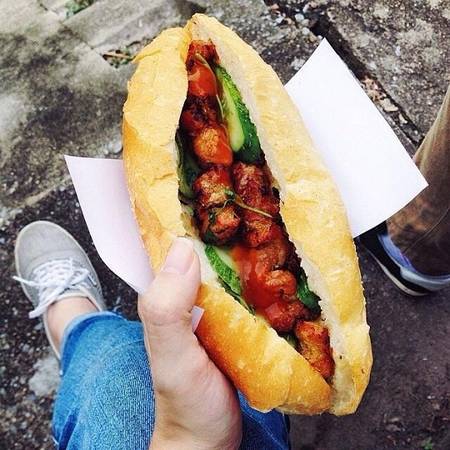 Bánh mì thịt xiên món ngon Đống Đa giá 15.000 đồng