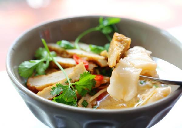Tô bánh canh chả cá Nha Trang hấp dẫn. Ảnh: ST