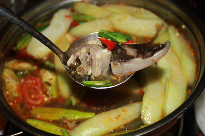 Nồi lẩu nóng hổi, chua thanh hòa quyện vị ngọt và thơm dai từ thịt cá là sự kết hợp khá thú vị và mới lạ khi thưởng thức. Ảnh: Thư Kỳ.