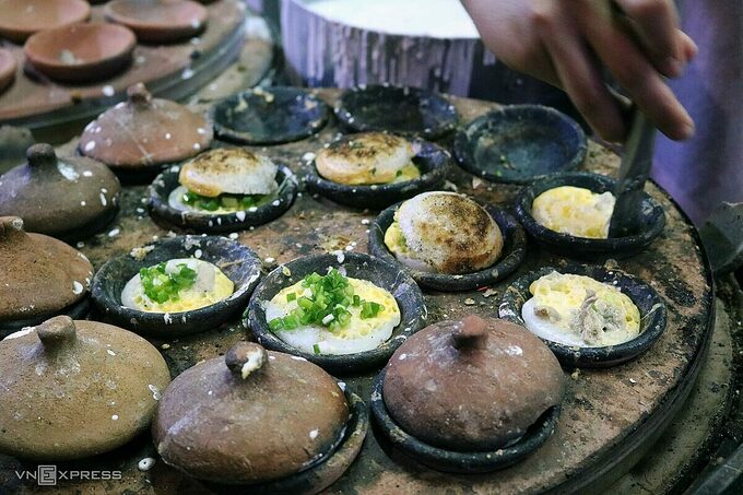 Bánh căn Ninh Thuận được đổ bằng khuôn đất truyền thống