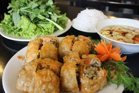Nem cua bể món ngon Hải Phòng ăn kèm bún rau sống