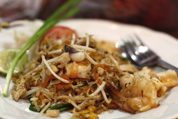 Món ngon Thái Lan - Có nét giống như món phở xào, món Pad Thái mặn hơn một chút, có vị chua cay.