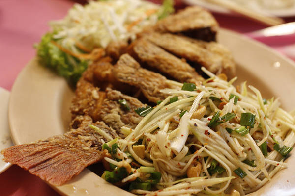 Món ngon Thái Lan - Gỏi đu đủ thường được ăn kèm với nhiều món, trong đó món cá sông Mekong.