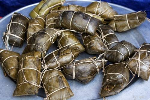 Bánh chưng đen đặc sản chợ phiên Mù Cang Chải của người Thái Mường Lò. Ảnh: Minh Đức