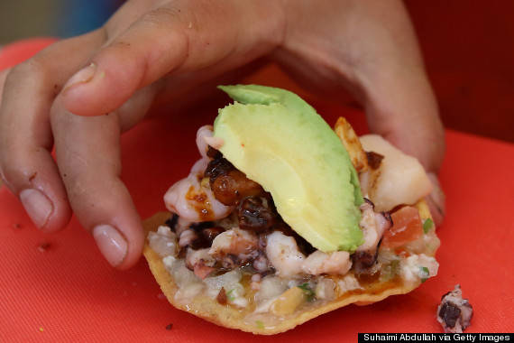 Bánh ngô giòn Tostada hải sản rực rỡ của Mexico
