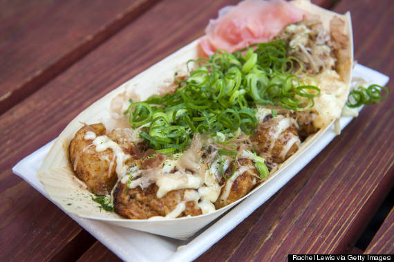 Bánh bạch tuộc Takoyaki đại diện cho món ngon truyền thống các nước tại Nhật Bản