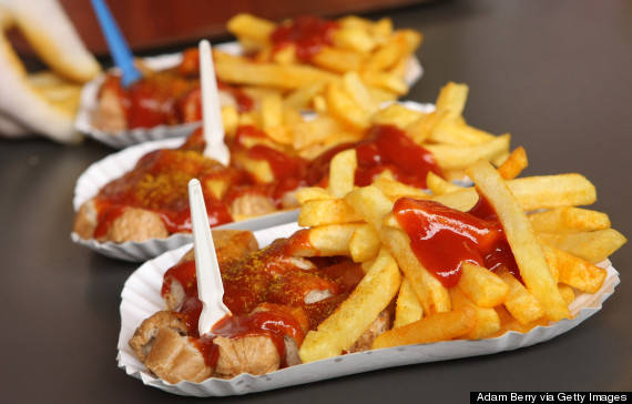 Món Currywurst (xúc xích cà ri) ở Berlin, Đức - Món ăn biểu tượng cho nền ẩm thức của Đức, món xúc xích được làm cùng với nước sốt cà chua, cà ri và ớt bột. Sẽ là một sự lựa chọn tuyệt vời nếu bạn ăn thử cùng với món khoai tây chiên tại cửa hàng Curry 36 ở Berlin.