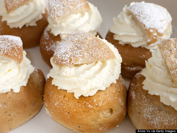 Món bánh kem Semla của Thụy Điển - những chiếc bánh ngọt truyền thống của Thụy Điển có tên gọi Semla đã trở nên phổ biến với người dân nước này, bắt đầu từ ngày “Thứ Ba béo” - một ngày lễ truyền thống ở Thụy Điển. Ngày “Thứ Ba béo” là ngày cuối cùng trước khi bắt đầu kỳ chay của các tín đồ Cơ đốc giáo. Đây là ngày mà họ được ăn những loại chất béo như trứng, bơ, sữa trước khi bắt đầu ăn chay.