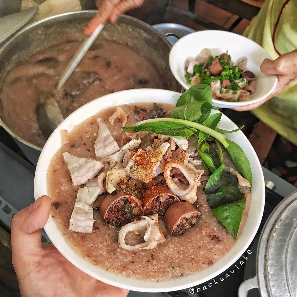 Cháo lòng Hà Nội nóng hổi cho ngày mưa rét
