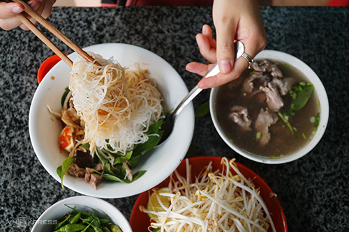 Phở khô Gia Lai xuất hiện hơn 50 năm trước ở Pleiku, trở thành đặc sản phố núi