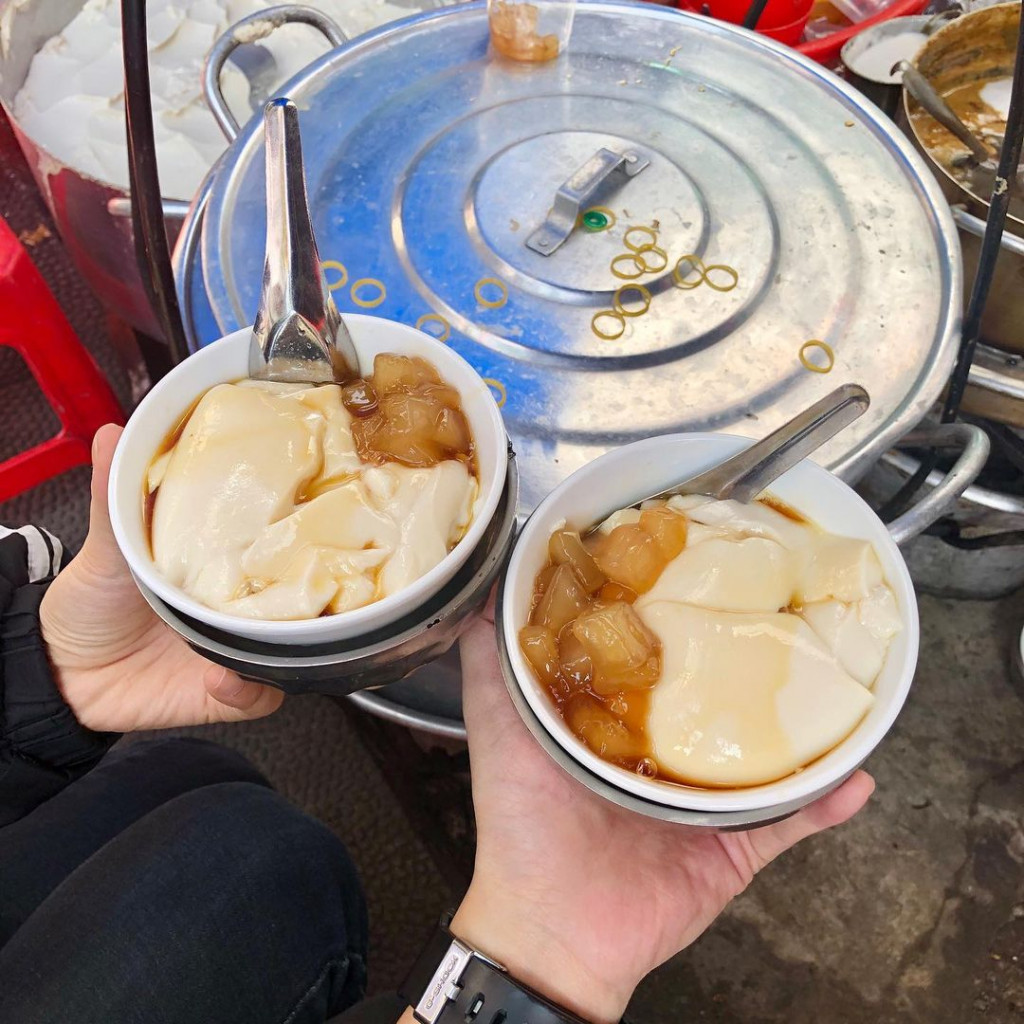 Tàu hũ nóng vỉa hè. Ảnh: @yohip