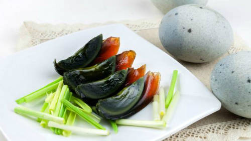Vẻ đen bóng của từng miếng trứng. Ảnh: Chunhai Cao
