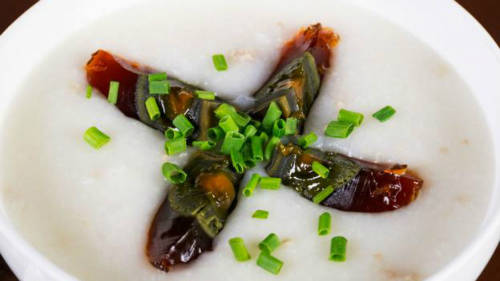 Món “trứng thế kỷ” ăn kèm cháo. Ảnh: Tassapon