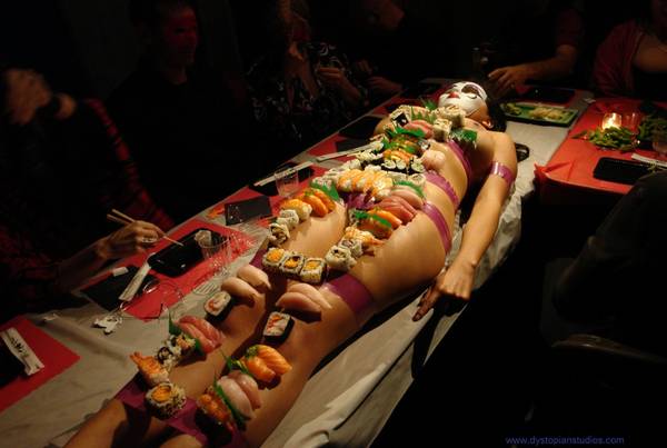 Nyotaimori tiệc sushi trên cơ thể món ăn thô tục