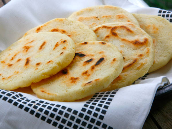 Bánh ngô Arepas đặc sản ẩm thực Colombia