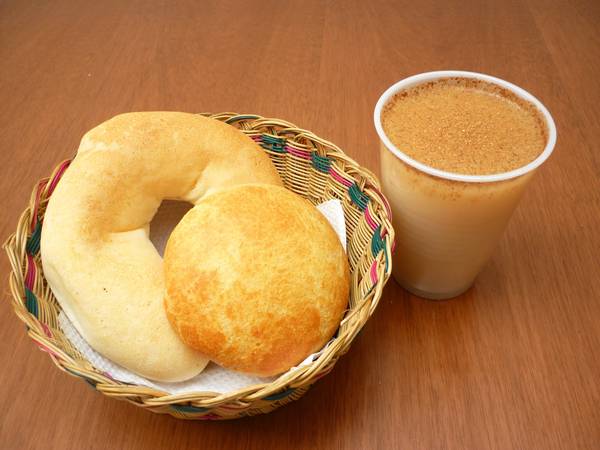 Almojabana bánh đường phố Colombia