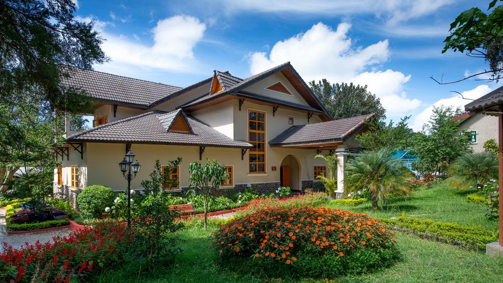 Không gian Monet Garden Đà Lạt với vườn hoa và đồi thông