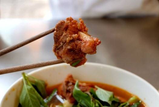 Mì sườn kho Sài Gòn với nước dùng sánh và sườn non mềm