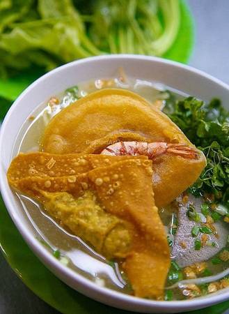 Bún mì vàng Sài Gòn với bánh tôm giòn