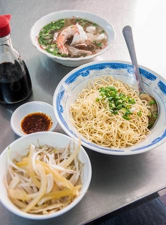 Mì cải chua Sài Gòn ăn kèm dưa giá