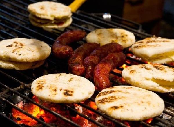Bánh ngô nướng Arepas kẹp nhân đa dạng
