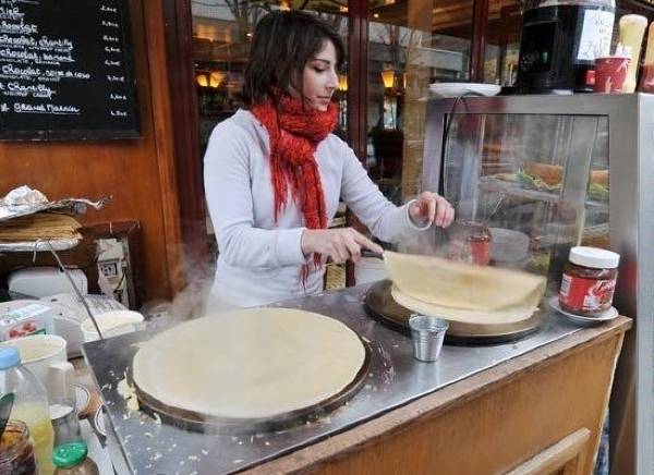 Bánh crepes mỏng mịn trên đường phố Paris