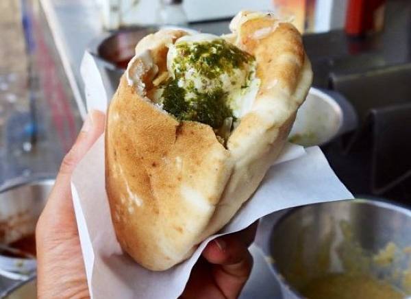 Falafel - Viên đậu gà chiên giòn trong bánh mì pita