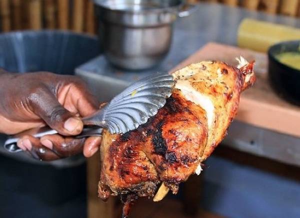 Gà nướng Jerk cay xé lưỡi vùng Caribbean