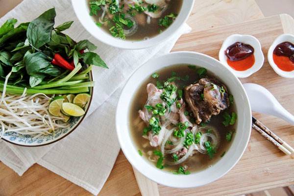 Tại Việt Nam, phở không chỉ mang phong vị địa phương mà mỗi quán phở đều là một thương hiệu riêng được truyền lại qua nhiều thế hệ.