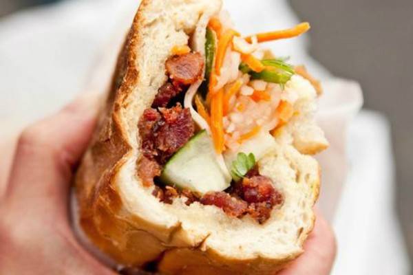 Ở Việt Nam, bánh mì luôn là một khái niệm giản dị, ai cũng có thể ăn với giá rất rẻ.